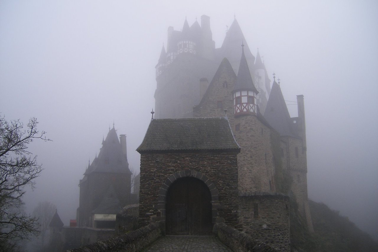Призраки в качестве 720. Тауэр пристанище привидений. Замок Эльц Германия в тумане. Эльц Готический замок. Лондонский Тауэр приведения.