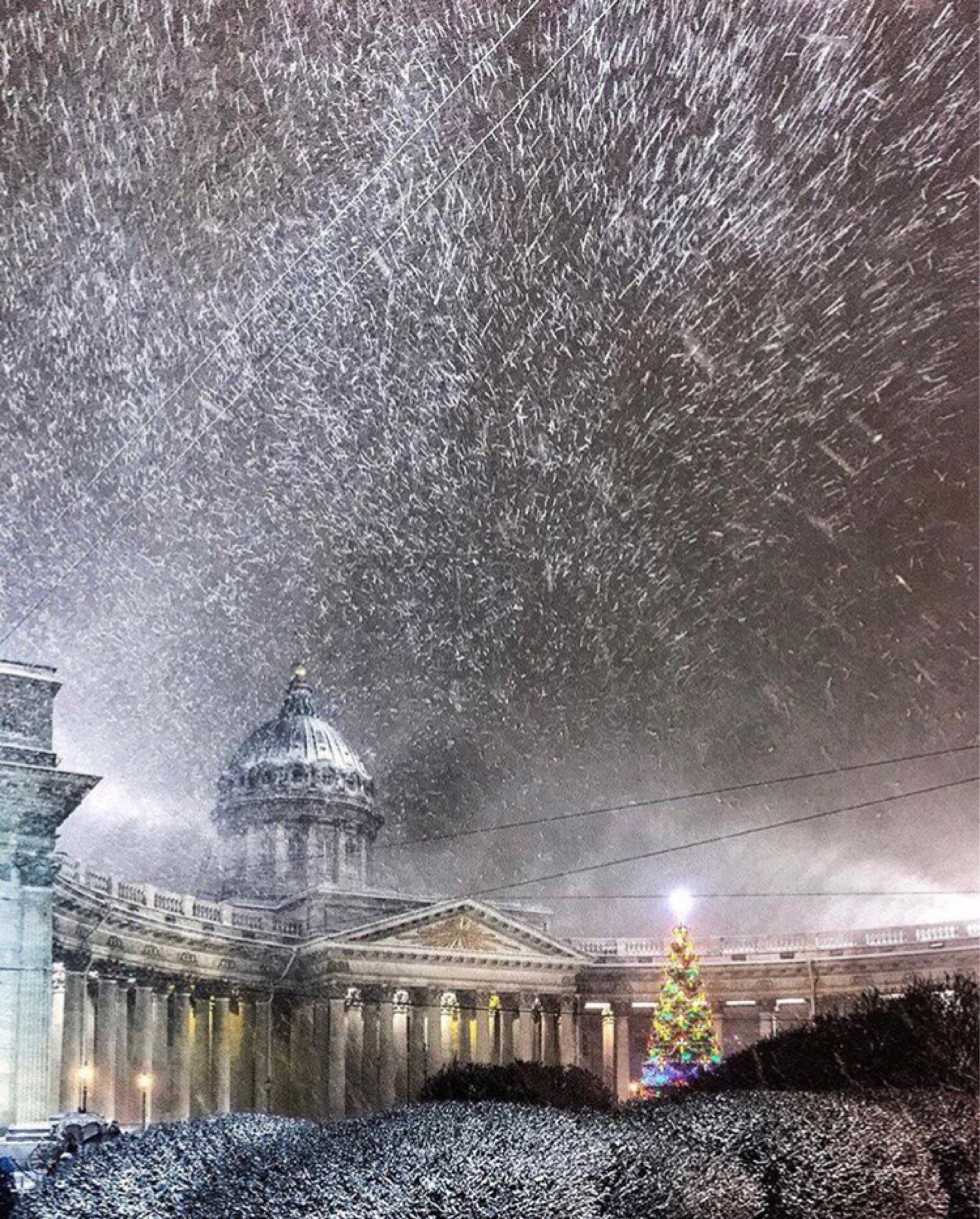 Снег над. Санкт-Петербург снег. Заснеженный Петербург. Снег в Петербурге. Снегопад в Санкт-Петербурге.