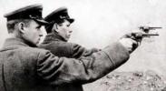 Сотрудники НКВД тренируют меткость стрельбы