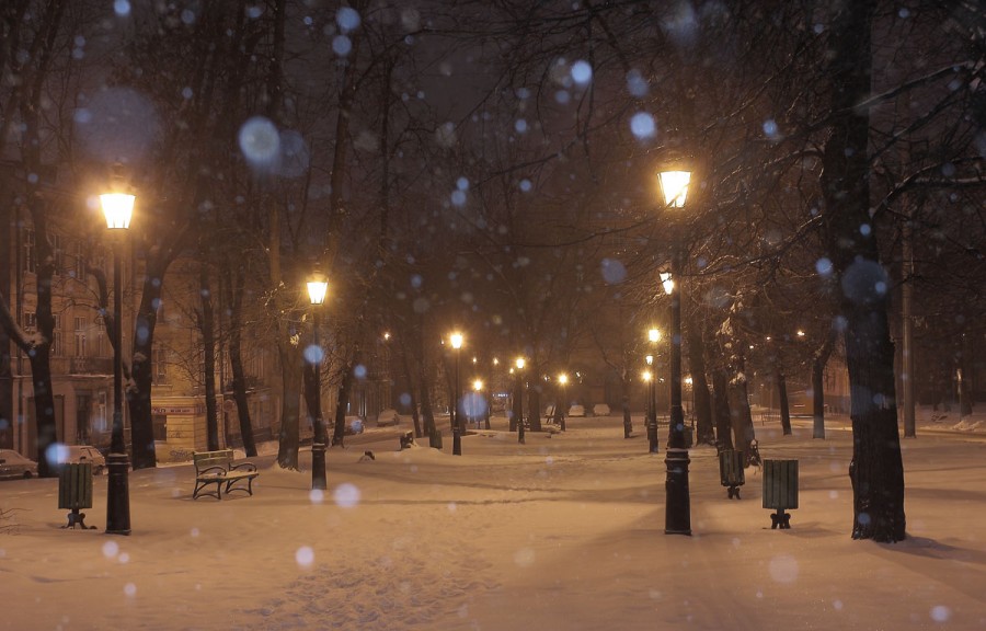 Включи падающий снег. Падающий снег. Снег падает улица. Фотография мрачная зима в городе. Фото падающего снега красивые.