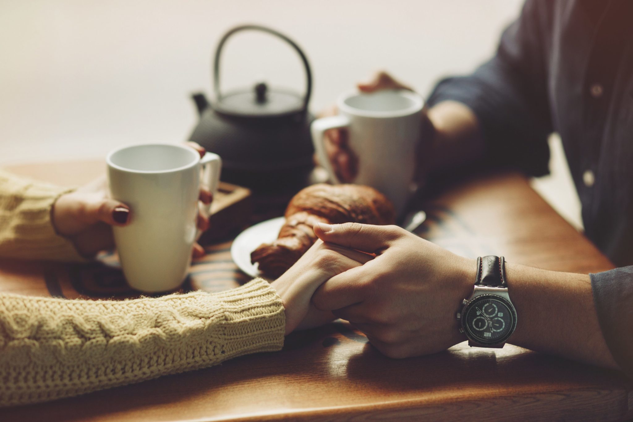 Утро красивой пары. Кофе вдвоем. Чашка кофе в мужских руках. Мужская рука с кофе. Двое пьют кофе.