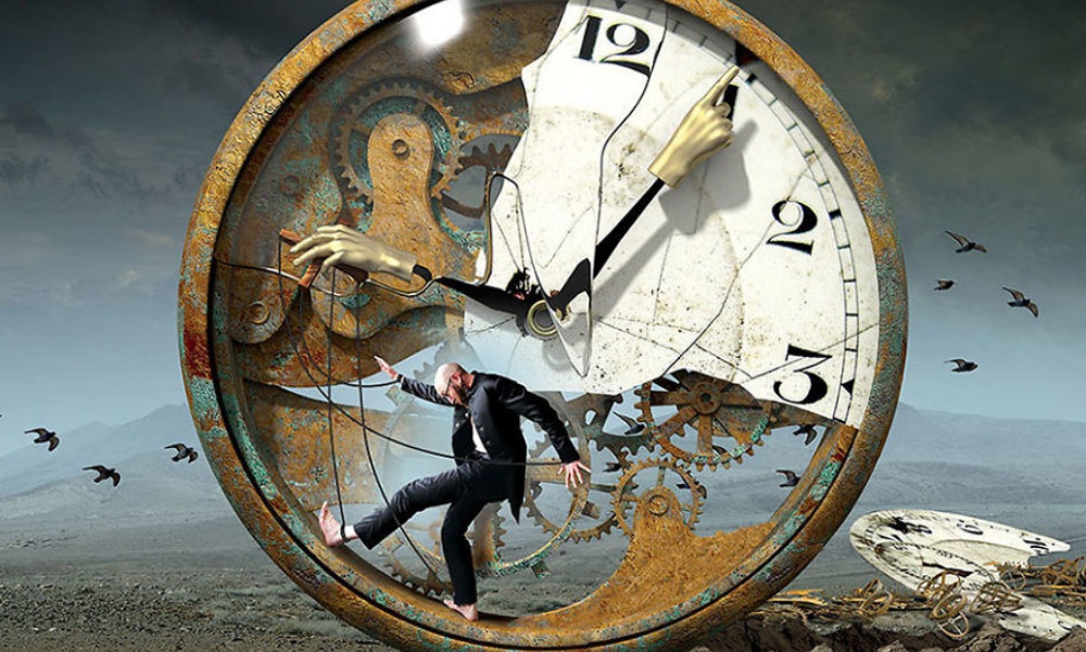 Время бежит по кругу. Uriah Heep Live at koko 2015. Человек часы. А время уходит. Часы в прошлое.