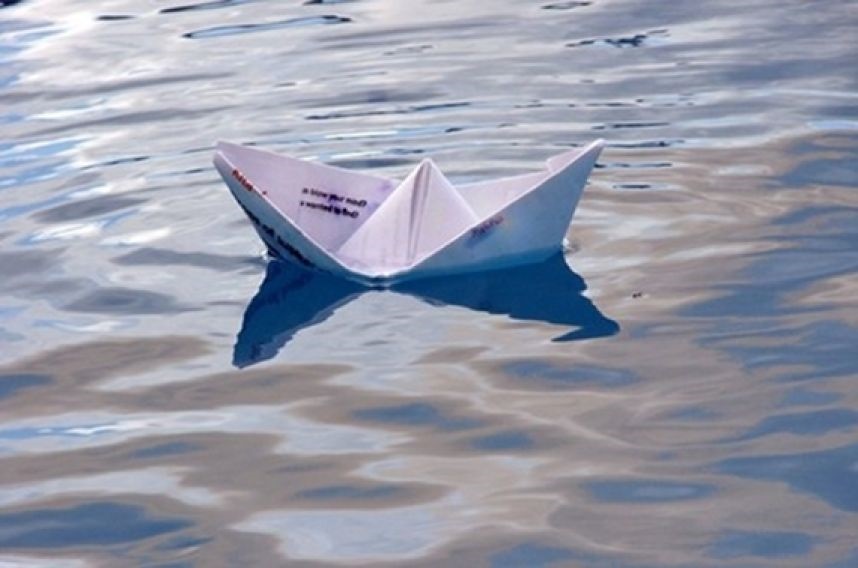 Кораблик из бумаги вода. Бумажный кораблик. Бумажный кораблик плывет. Бумажный кораблик на воде. Кораблик из бумаги на воде.