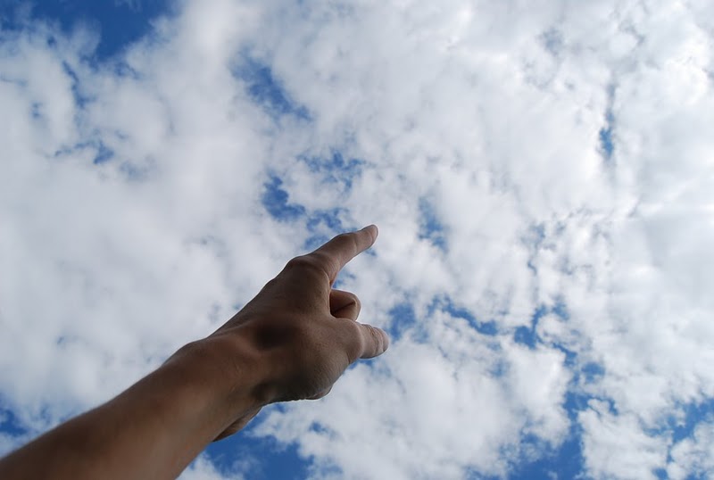 Облака качаются на твоих. Пальцем в небо. Показывает пальцем в небо. Ткнуть пальцем в небо. Рука показывает в небо.