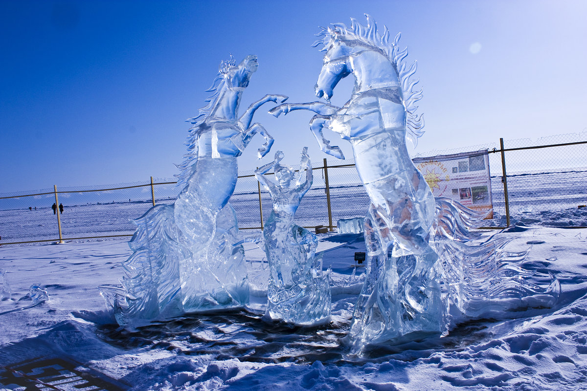 Ледяные фигуры. Фестиваль ледяных скульптур на Байкале. Ледяные скульптуры на озере Сенеж. Листвянка ледяные скульптуры. Ледяные фигуры Бугульдейка.
