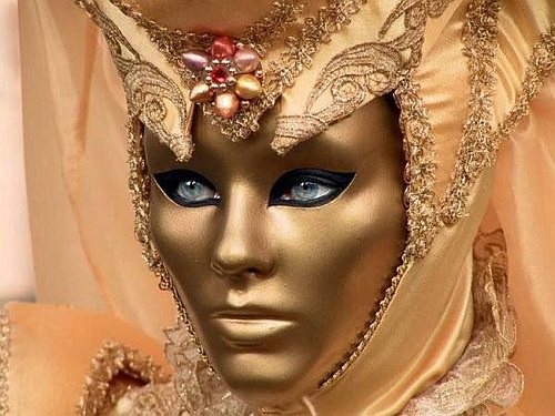 Золотая маска карнавала поэзии